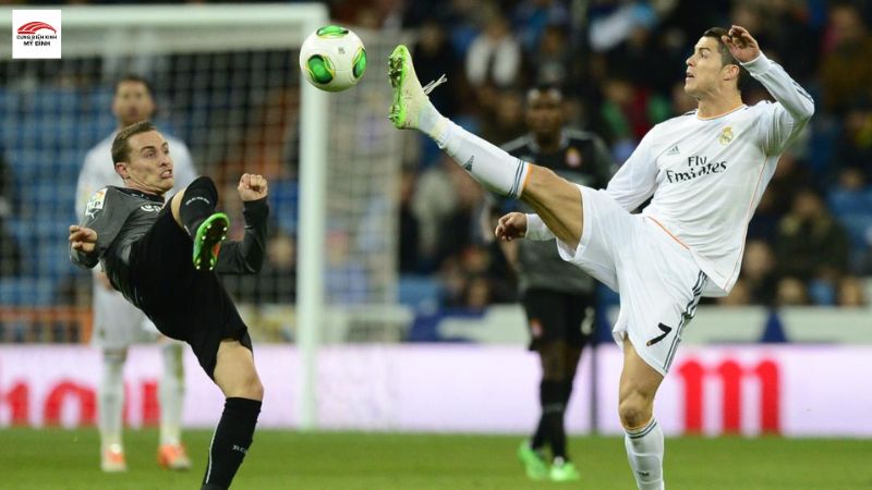 Cách lừa bóng qua người của Ronaldo tại Real Marid