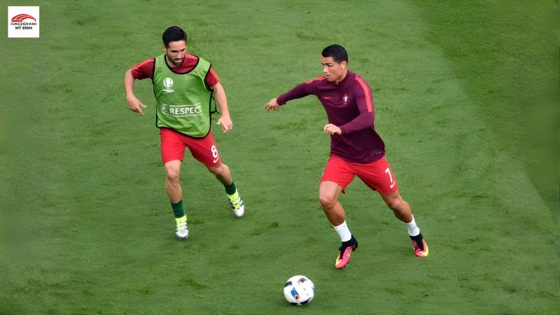 Cách lừa bóng qua người của Ronaldo