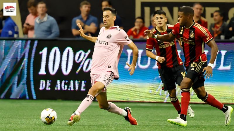 Cầu thủ Busquets luôn quan sát xung quanh 2-3 lần trước khi nhận và rê bóng