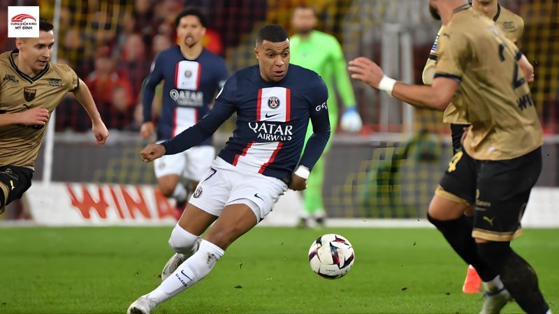 Kylian Mbappé thường xuyên thay đổi nhịp độ để lừa bóng qua đối thủ