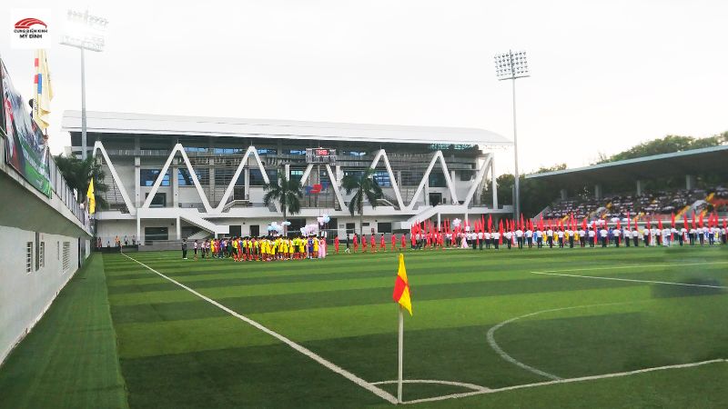 Mặt cỏ nhân tạo đạt chuẩn FIFA của sân vận động