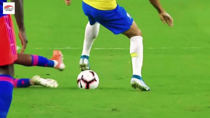 Skill bóng đá xỏ háng (Panna)