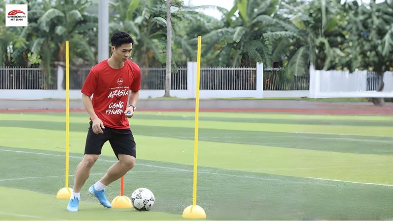 Tập đá bóng 1 mình giúp tăng số lần chạm bóng gấp nhiều lần so với tập cùng đồng đội